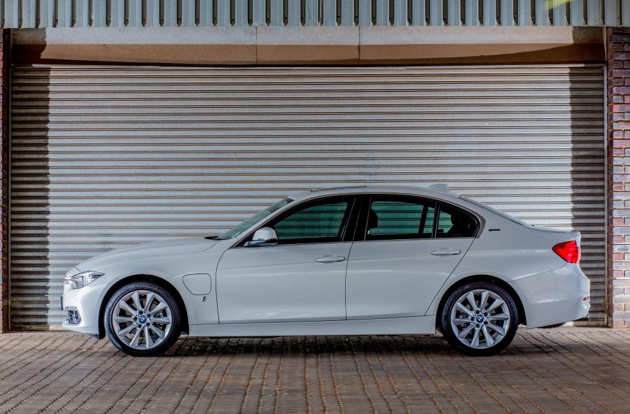  BMW 330e iPerformance (F30) 2017 года  (ZA) (фото 29 из 33)